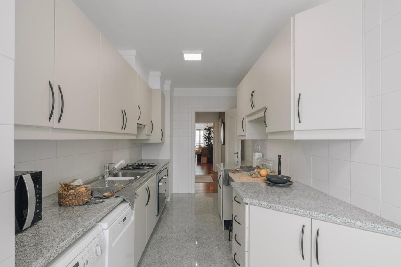 Azzurra - 2 Bedrooms And Parking In Avenidas Novas * Lissabon